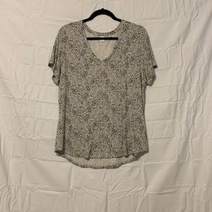 black and white v-neck T-shirt